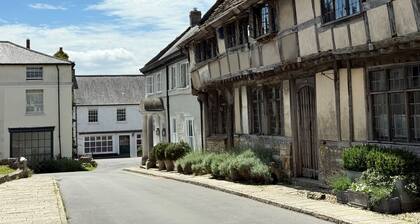 Beauvoir Court Stables stands within the grounds of Beauvoir Court