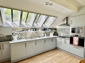 Réfrigérateur, micro-ondes, four, lave-vaisselle