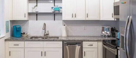 Réfrigérateur, four à micro-ondes, un four, surface de cuisson