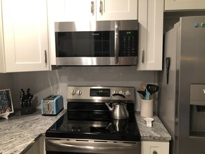 Refrigerador, microondas, horno y parrilla de estufa 