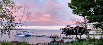 Wilson Klub - Cabin on Waterfront Property