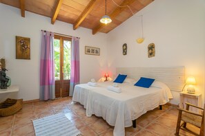 3 slaapkamers, een strijkplank/strijkijzer, gratis wifi, beddengoed