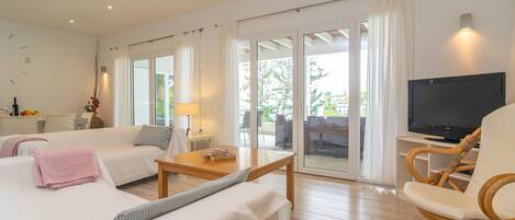 3 slaapkamers, een strijkplank/strijkijzer, gratis wifi, beddengoed