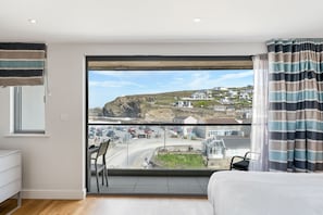 4 habitaciones, tabla de planchar con plancha, wifi y ropa de cama