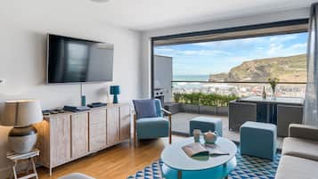 Smart TV, chimenea, reproductor de DVD y estéreo