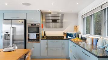 Refrigerador, microondas, horno y lavavajillas