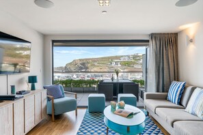 Smart TV, fireplace, DVD player, stereo