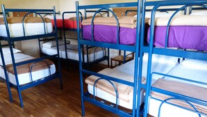 Dormitorio compartido básico | Área de sala de estar
