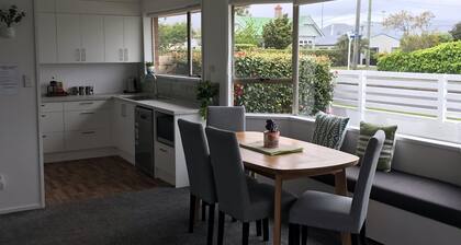 Sunny Little Gem on the Flat