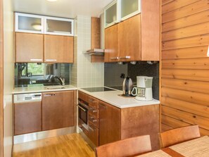 Kühlschrank, Mikrowelle, Geschirrspüler, Kochgeschirr/Geschirr/Besteck