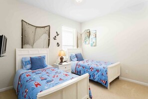 4 habitaciones, escritorio y tabla de planchar con plancha 