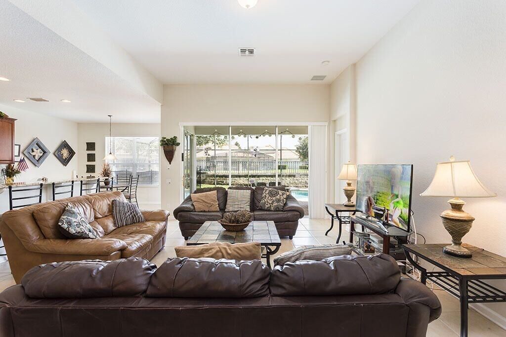 Älytelevisio, videopelejä, pöytätennispöytä