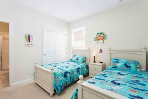 4 soverom, skrivebord, strykejern/-brett og reiseseng for barn