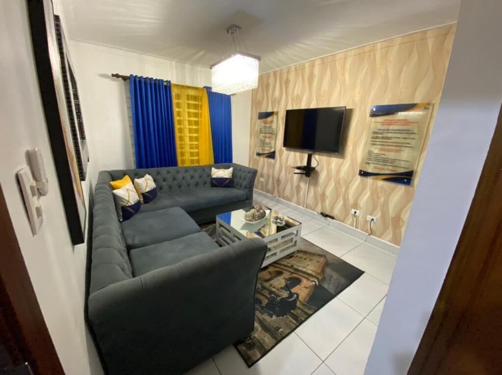 Appartement Affaires | Aire de séjour | Téléviseur à écran plat de 32 po avec télévision par câble, téléviseur