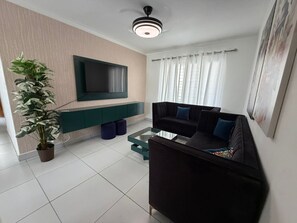 Apartamento básico | Zona de estar | Televisión de pantalla plana de 32 pulgadas con canales por cable