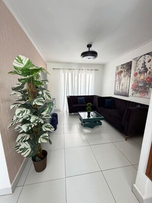 Apartamento básico | Área de estar | TV de tela plana 32 polegadas com canais a cabo, TV