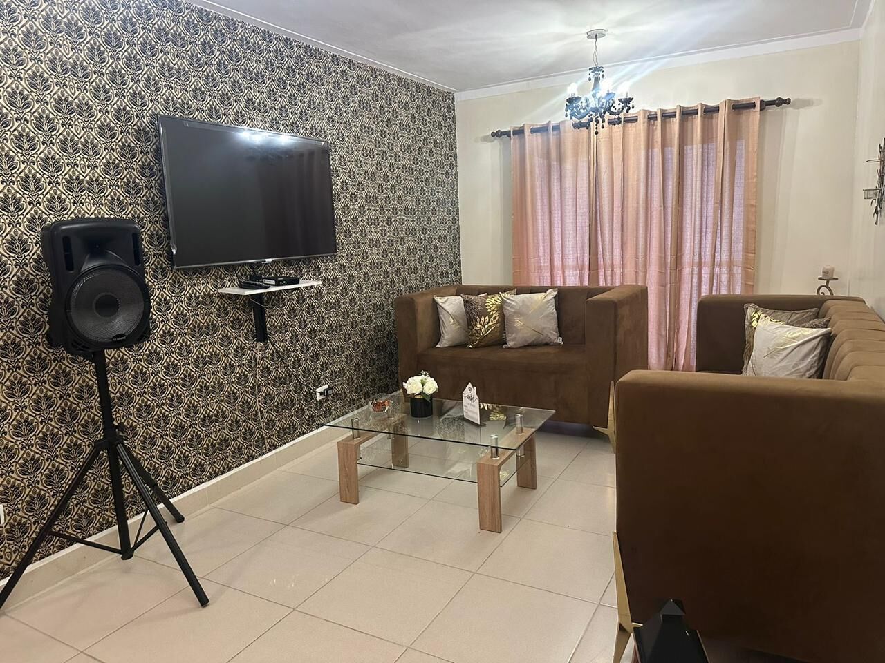 Appartement Deluxe | Aire de séjour | Téléviseur à écran plat de 32 po avec télévision par câble, téléviseur