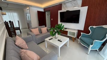 Executive Apartment | Living area | 32-inch flat-screen TV with cable channels, TV