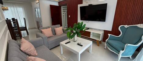 Appartement Exécutif | Coin séjour | Télévision à écran plat de 32 pouces avec chaßnes par cùble, télévision