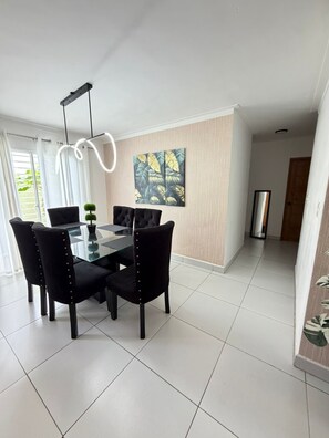 Eenvoudig appartement | Dineerruimte