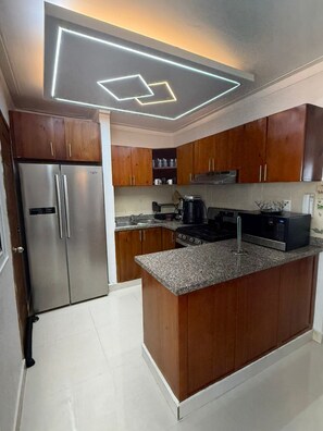 Apartamento ejecutivo | Cocina privada | Frigorífico grande, microondas, horno y cafetera o tetera