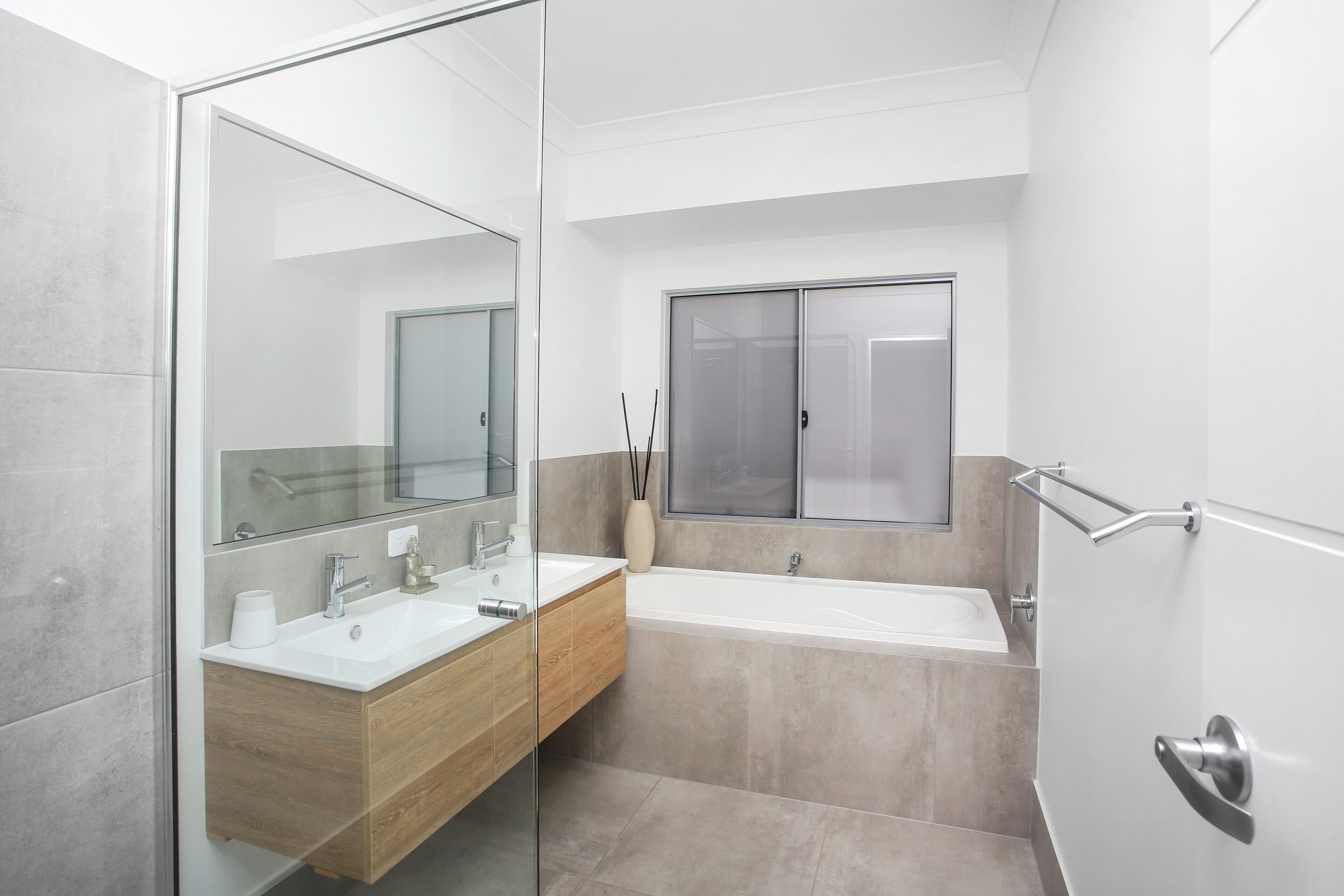 32c continuously heated pool 300m to beach Seaside@PalmCove — image 21