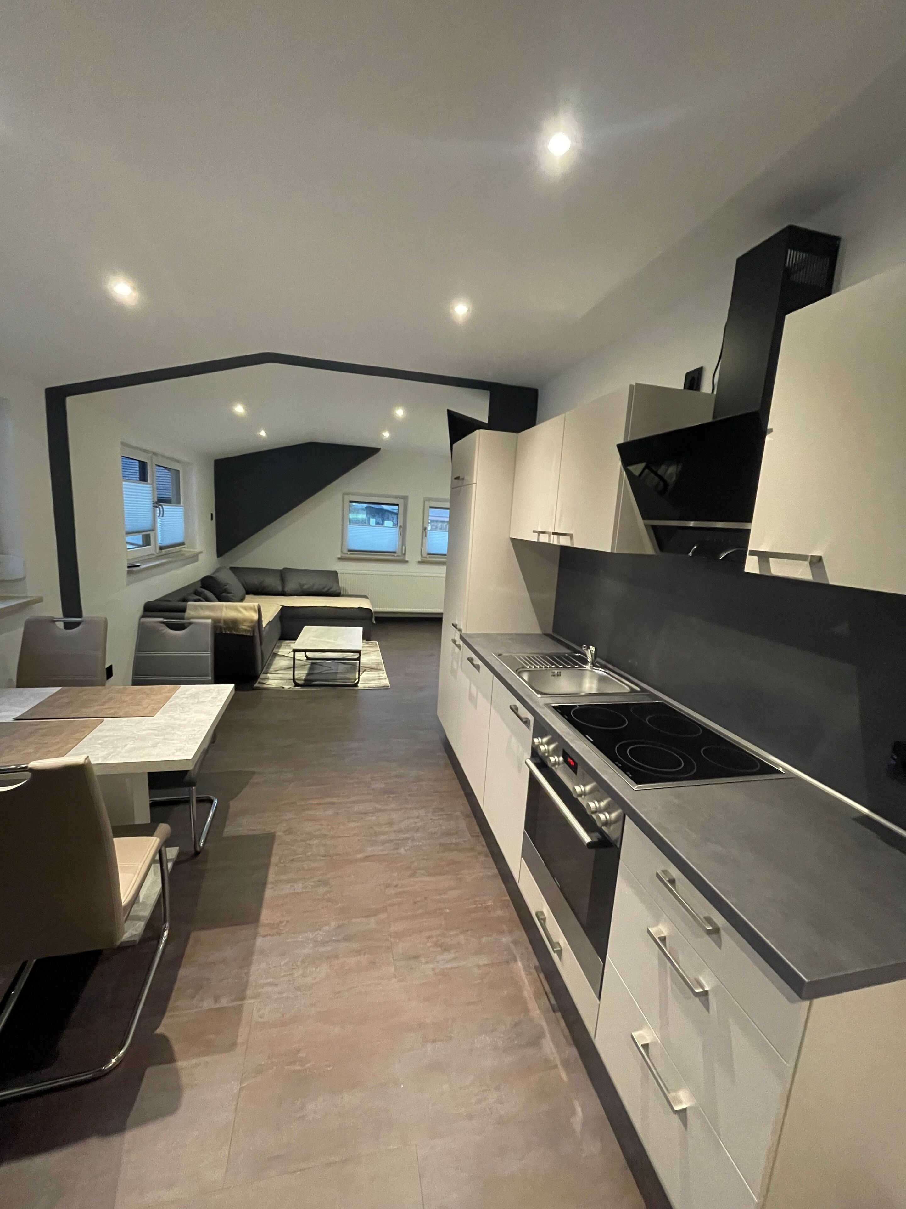 Réfrigérateur, four, chaise haute