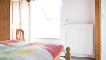 2 bedrooms, travel cot, WiFi, bed sheets