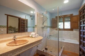 Ensemble baignoire-douche, bidet, serviettes fournies
