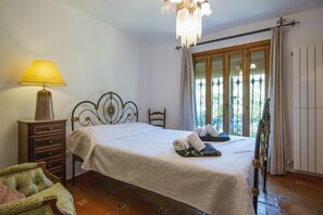 5 bedrooms, WiFi, bed sheets