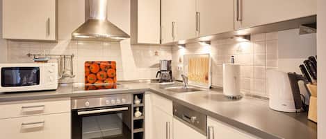 Een koelkast, een microgolfoven, een oven, een vaatwasser