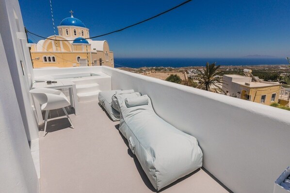 Luxury Suite with Unlimited View and Outdoor Hot Tub | Balcon