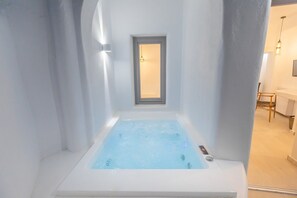 Cave Suite Grande with Private Outdoor Hot Tub | Private spa tub