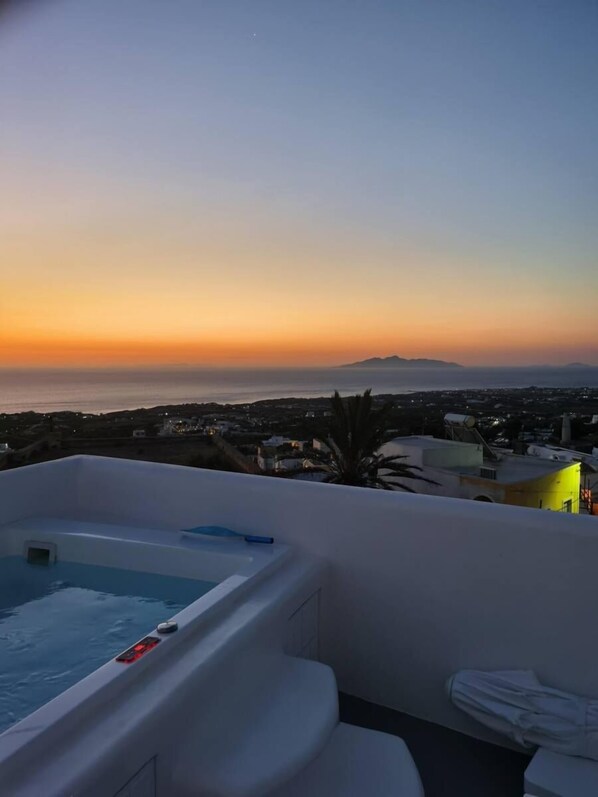 Luxury Suite with Unlimited View and Outdoor Hot Tub | Balcony view