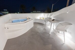 Luxury Suite with Outdoor Hot Tub | Private spa tub - Eternity Suites Santorini (Santorini)