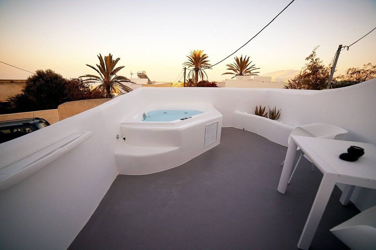 Luxury Suite with Outdoor Hot Tub | Utsikt fra balkong