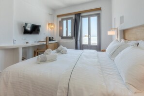 Luxury Suite with Outdoor Hot Tub - Eternity Suites Santorini (Santorini)