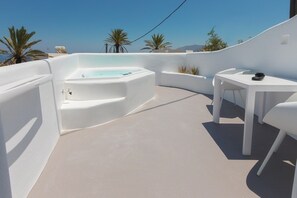 Private spa tub - Eternity Suites Santorini (Santorini)