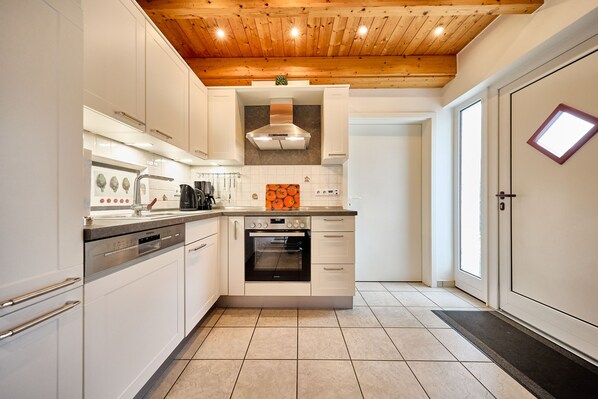 Kühlschrank, Mikrowelle, Ofen, Geschirrspüler