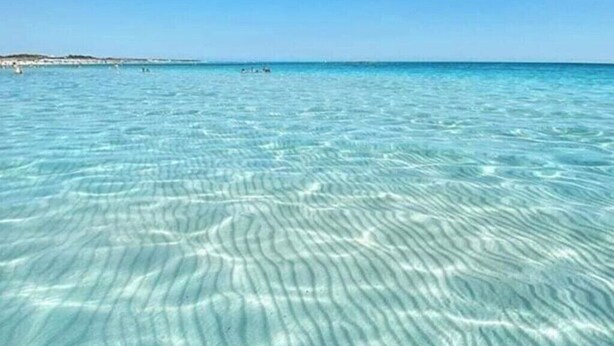 Clear turquoise water with visible sand patterns, a distant shoreline, and a clear sky. - trullomio.com - Villa Swimming Pool, BBQ, Trullo, Sea view, WiFi (Torre Suda)