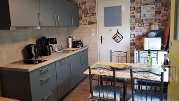 Kühlschrank, Mikrowelle, Geschirrspüler, Hochstuhl