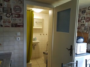 Haartrockner, Handtücher, Seife, Toilettenpapier
