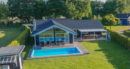 Ferienhaus mit Pool und Sauna am Duemmer See