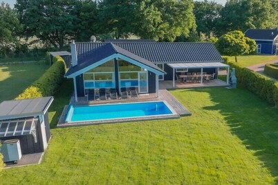 Ferienhaus mit Pool und Sauna am Duemmer See