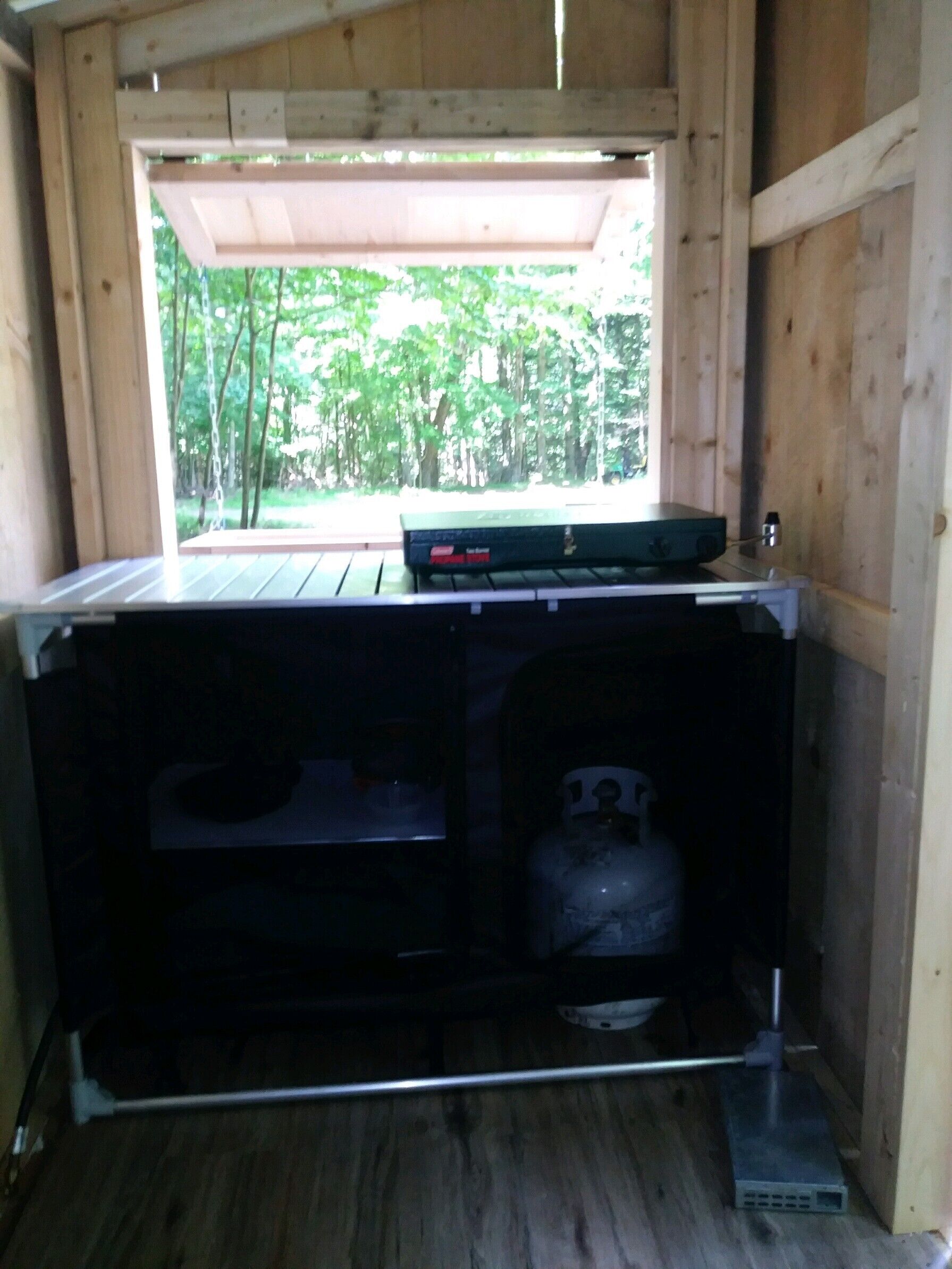 Fridge, stovetop, coffee/tea maker, electric kettle