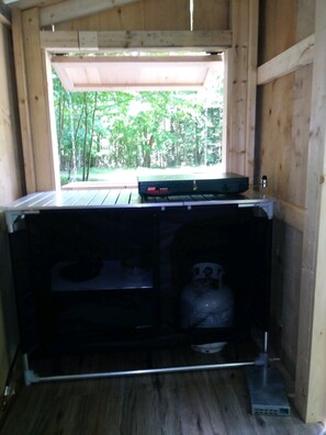 Fridge, stovetop, coffee/tea maker, electric kettle