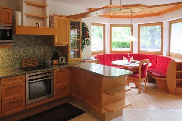 Fridge, microwave, oven, stovetop - Holiday Home in Fügenberg near Spieljochbahn (Fügen)