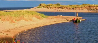 2 Minute Walk to Beach with Private Parking and Pet Friendly