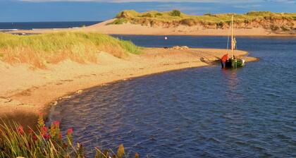 2 Minute Walk to Beach with Private Parking and Pet Friendly