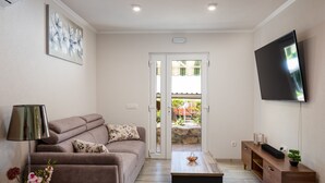 アパートメント (One Bedroom Apartment with Terrace) | リビングルーム | テレビ